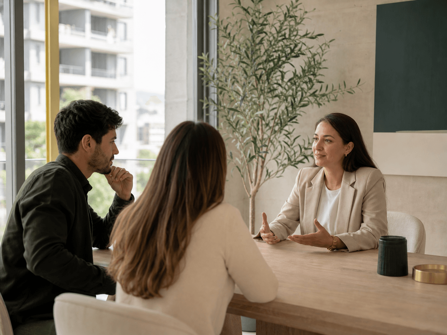 Potenciales clientes conversando con una asesora inmobiliaria